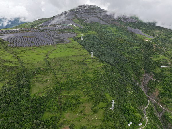 热格线送出线路及光伏场区俯瞰图.jpg